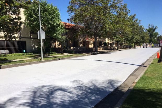 Los Angeles lutte contre le réchauffement climatique en peignant ses rues en blanc