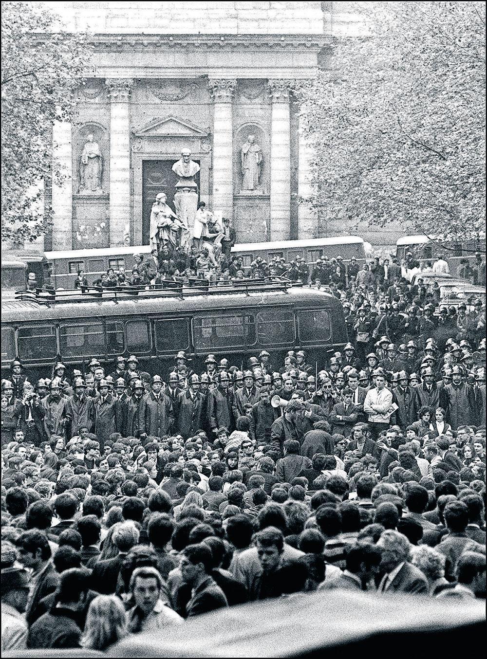 Les étudiants font face aux forces de l'ordre sur le boulevard Saint-Michel, à Paris, le 10 mai.