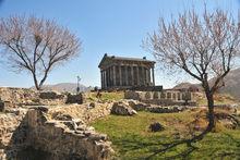 Le temple de Garni date vraisemblablement du premier siècle de notre ère, lorsque l'Arménie était sous la domination de l'empire romain et faisait office de 