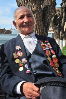 Un vieil homme arbore encore avec fierté les décorations reçues sous le régime soviétique.