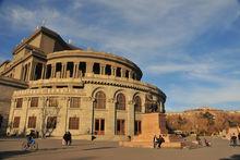 L'opéra d'Erevan, place de la Liberté.