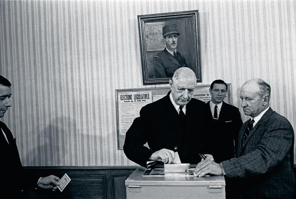 Le général de Gaulle vote à Colombey-les-Deux-Eglises, le 23 juin, lors du premier tour des élections législatives.
