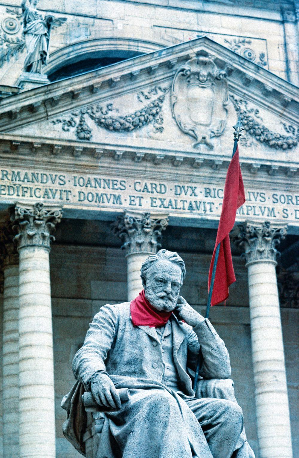 Les étudiants occupent la Sorbonne après sa réouverture, le 13 mai, et habillent la statue de Victor Hugo d'une écharpe et d'un drapeau rouges.