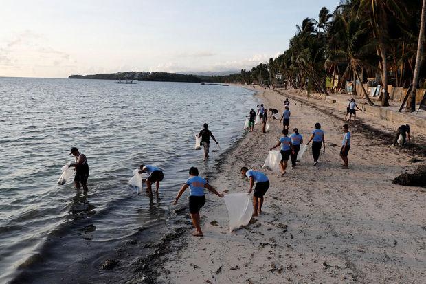 Printemps 2018: la police nettoie les plages de Boracay