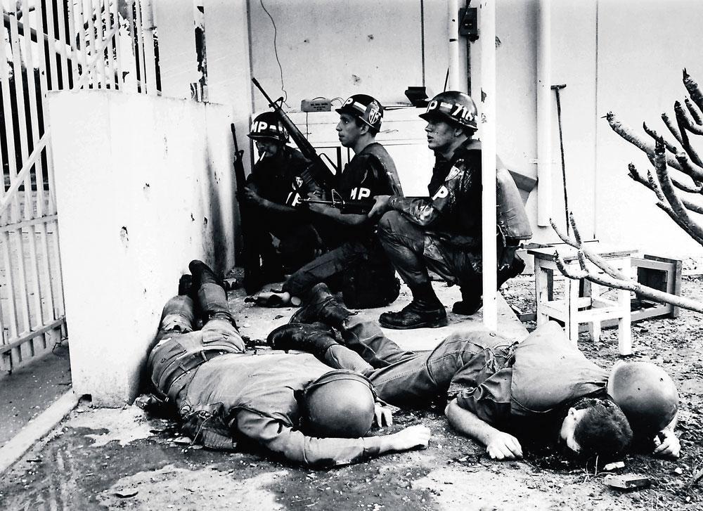 Des membres de la police militaire américaine défendent le consulat des Etats-Unis (février 1968).