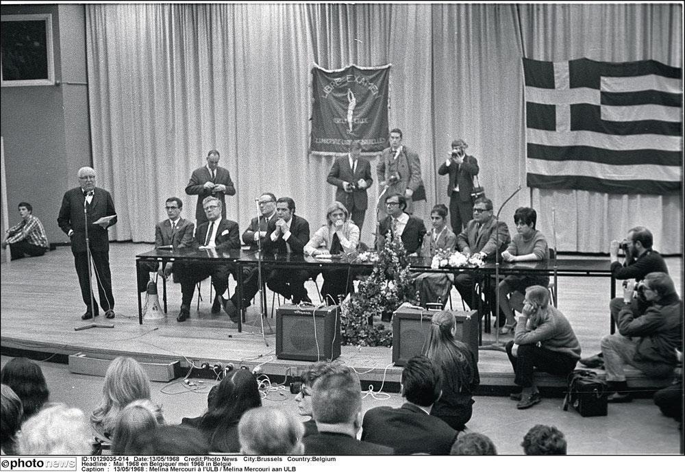 Dans l'auditoire Janson de l'ULB, la Grecque Melina Mercouri dénonce les totalitarismes.