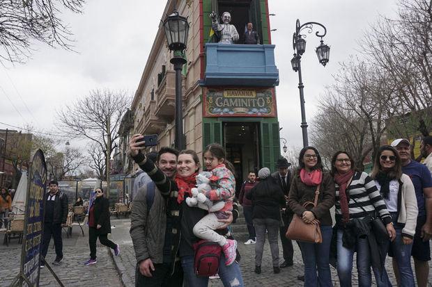 Touristes dans le quartier de Camanito à La Boca, Buenos Aires