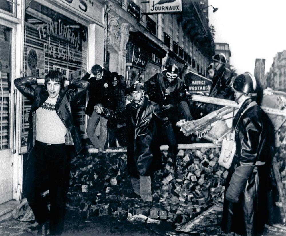 Rue Gay-Lussac, dans la nuit du 11 mai, des étudiants sont arrêtés.