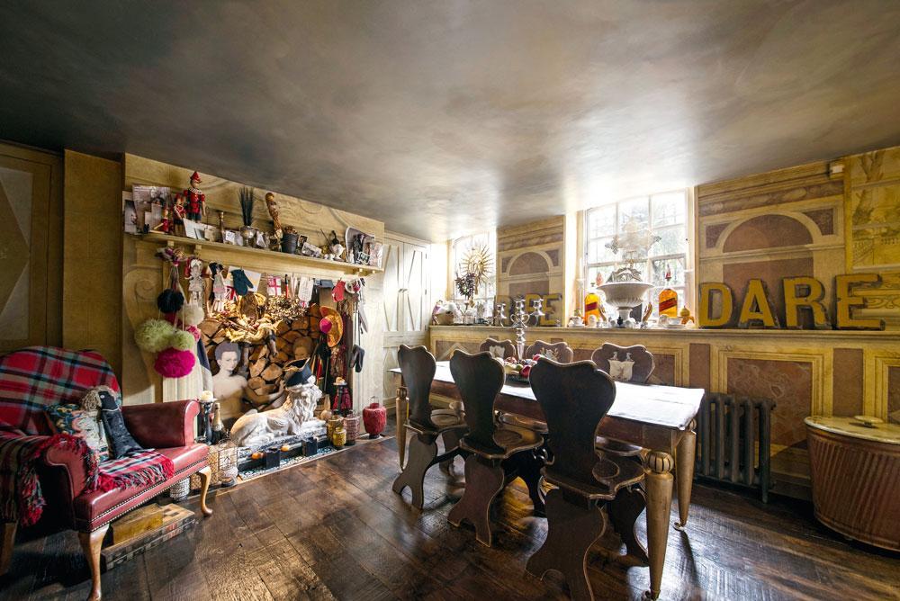 La cuisine, avec ses murs également en trompe-l'oeil, peints par l'artiste londonienne Timna Woollard, et Gabrielle d'Estrées, favorite d'Henri iv, qui se cache dans la cheminée.