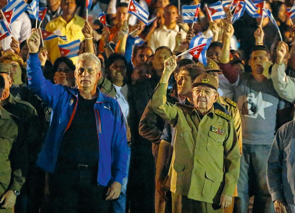 Le 19 avril, Raúl Castro, frère de Fidel (à dr.) abandonnera la présidence. Son successeur, le vice-président Miguel Díaz-Canel (à g.) aura fort à faire pour relever le niveau de vie de ses concitoyens.