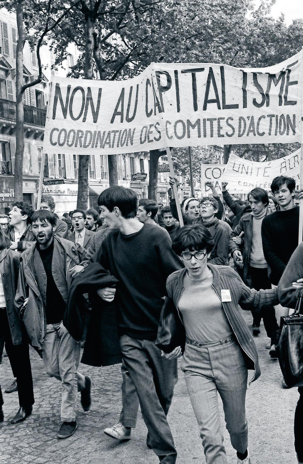 Pour défiler, la tenue correcte exigée par les filles était de combat : le pantalon (ici, le 29 mai 1968).