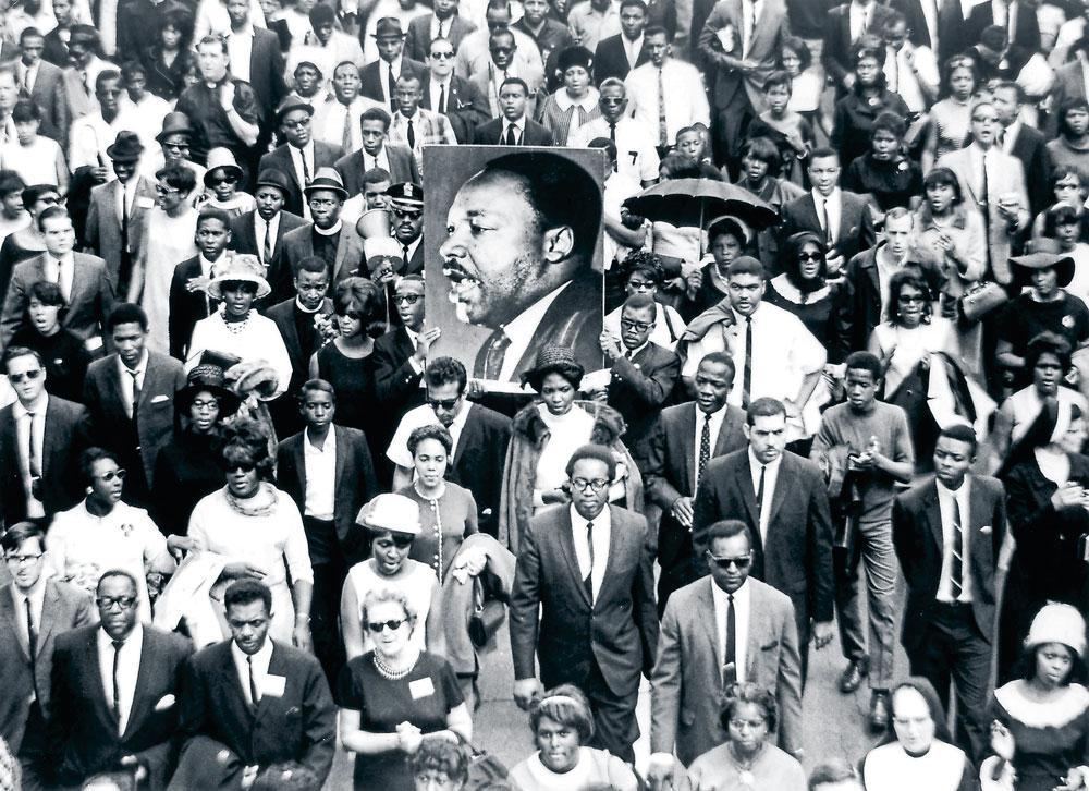 A Atlanta, le 9 avril 1968, des milliers de personnes suivent le cortège des funérailles du pasteur assassiné.