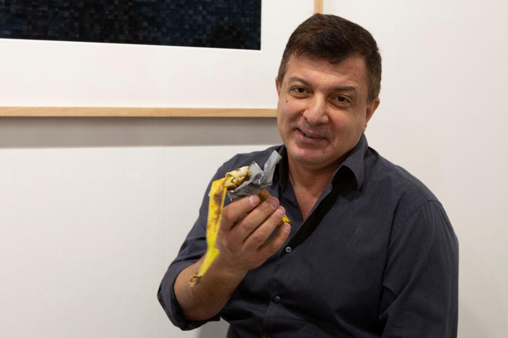 Un artiste vend une banane 120.000 dollars, un autre la mange