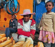 Une vendeuses de pain à Antsirabe.