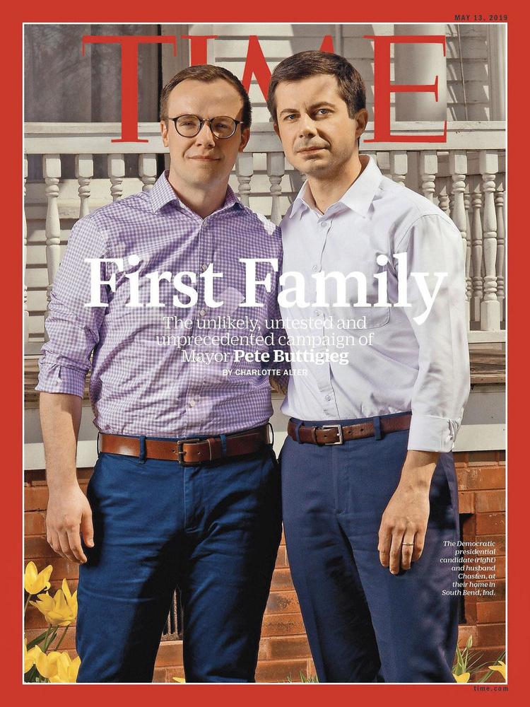 Le candidat (à dr.) et son mari, Chasten, en couverture de Time.