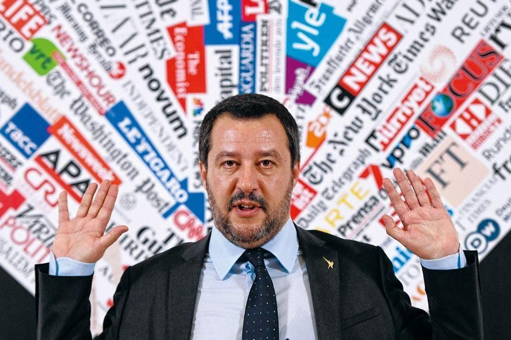 Matteo Salvini, dirigeant de La Ligue du Nord, s'offre le luxe de pouvoir choisir entre rester avec le M5S et redevenir le chef de file incontesté d'une alliance d'extrême droite.