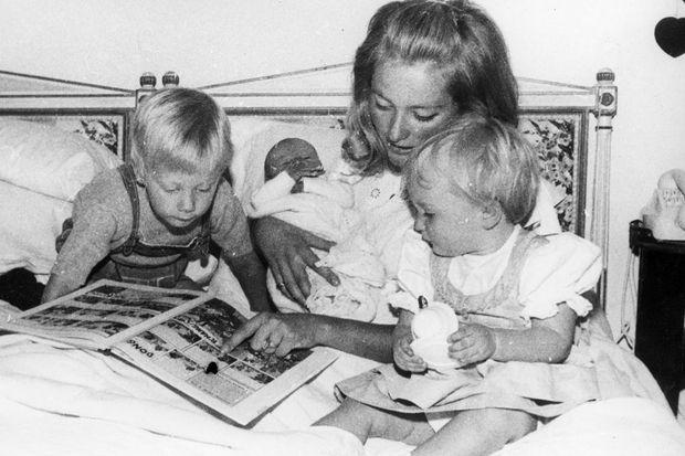 Le prince Philippe, la princesse Astrid, la reine Paola et le prince Laurent, nouveau-né, le 19 10 1963 