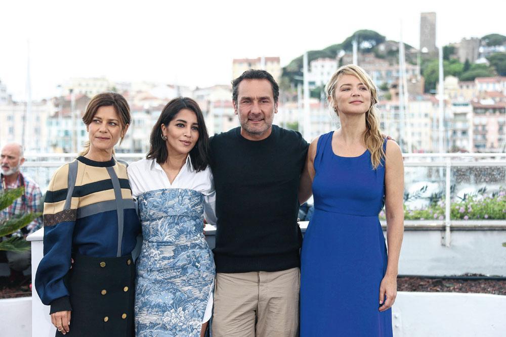 Gilles Lellouche entouré des trois filles du film, Marina Foïs, qui joue la femme d'un des nageurs, et les coachs, Leila Bekhti et Virginie Efira.