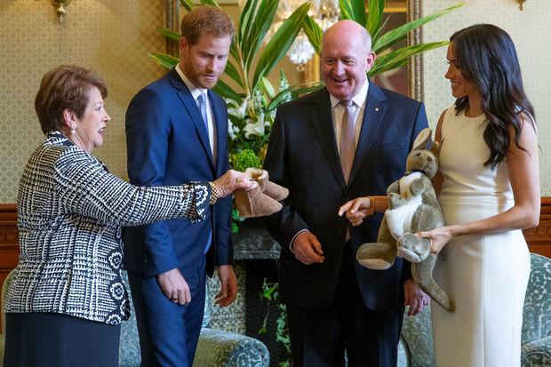 Le gouverneur général australien Peter Cosgrove et sa femme reçoivent Harry et Meghan avec des cadeaux