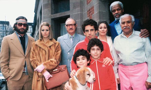 La famille Tenenbaum, de Wes Anderson(2001). Bandeau de tennis dans les cheveux, manteau de fourrure, survêtements : une garde-robe très actuelle. 