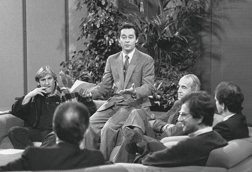 Entouré de Gérard Depardieu, à sa gauche, et d'André Rousselet, président de Canal +, Denisot anime, le 4 novembre 1984, la première émission de la chaîne cryptée.