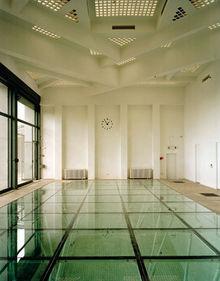 Une piscine pour une villa hygiéniste.