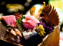 Un lieu insolite où déguster des sashimis de langouste, de maquereau et de daurade, préparés sous vos yeux par le chef Narukiyo.