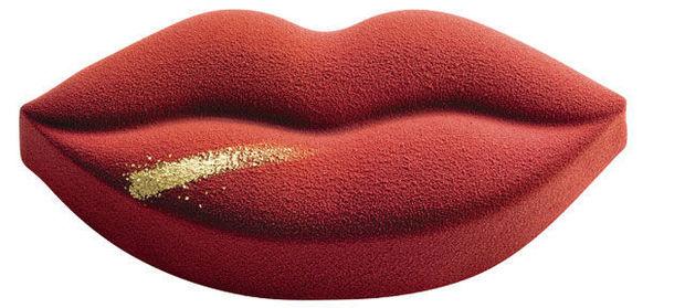 Une dacquoise aux noisettes, caramel et chocolat en forme de lèvres