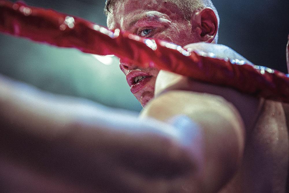 A travers ses images, le photographe Jef Boes veut aussi montrer la solitude du boxeur.
