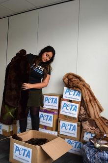 L'association de défense des animaux Peta distribue des manteaux de fourrure aux réfugiés