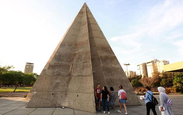Un ensemble de bâtiments futuristes d'Oscar Niemeyer menacé d'effondrement au Liban