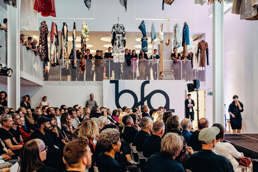 Les invités à la remise des BFA ont eu l'honneur de découvrir en primeur l'exposition 35 ans Mode c'est belge, montée en partenariat par la plate-forme MAD Brussels et par Le Vif Weekend et Knack Weekend.