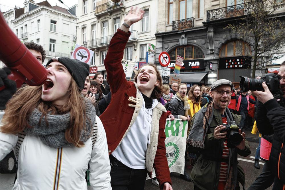 Le 15 mars, à Bruxelles, Adélaïde Charlier (à g.) et Anuna De Wever nous rappelaient que la rue est restée un principe d'action qui traverse les âges.