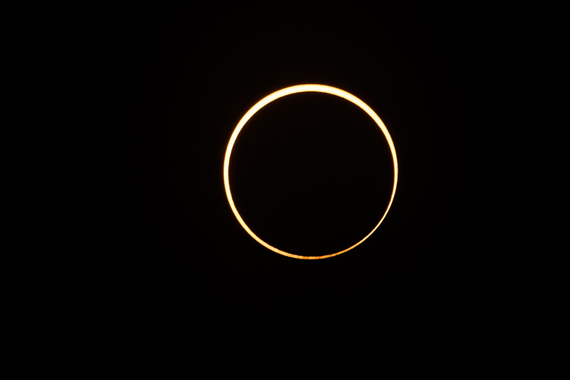 Les astronomes amateurs admirent une éclipse 