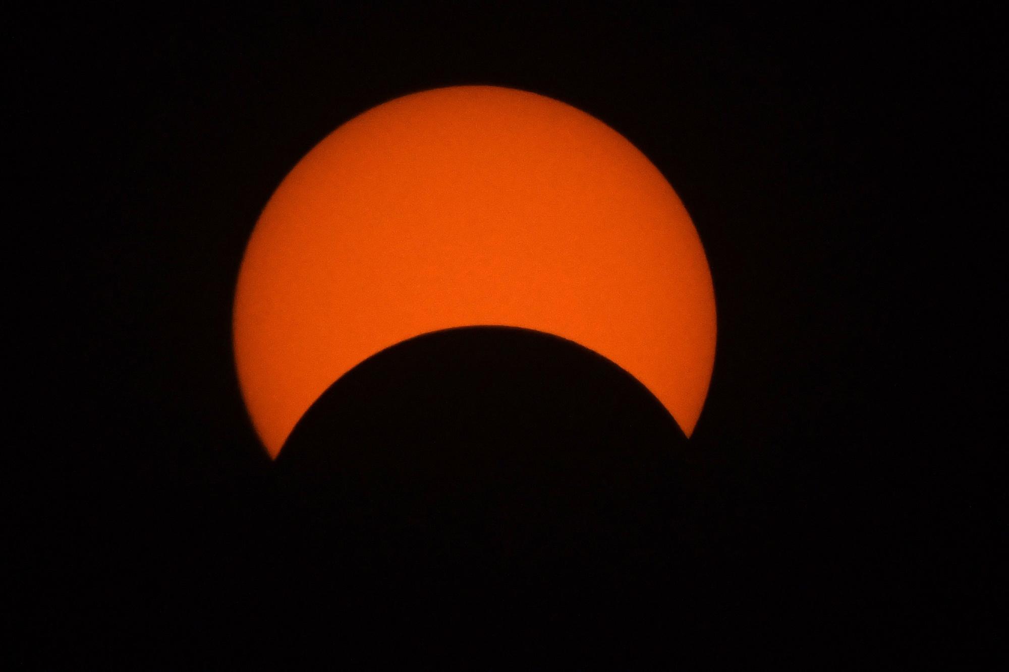 Les astronomes amateurs admirent une éclipse 