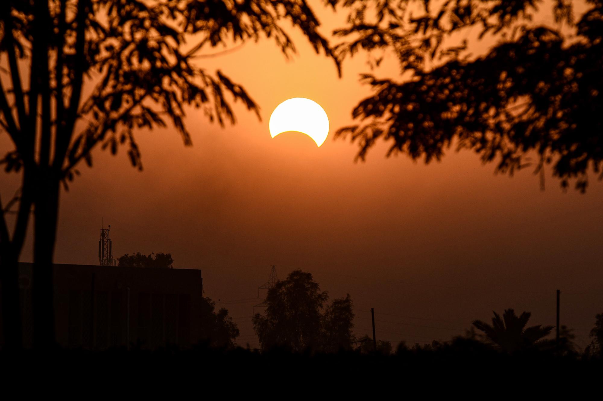 Les astronomes amateurs admirent une éclipse 