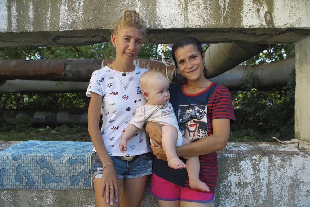 Alexandra Stoica et Daniela Hostic En 2019. Daniela (à g.) travaille comme ouvrière textile, Alexandra est mère célibataire au foyer.