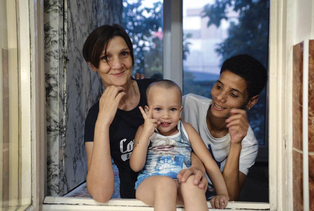 Mihaela Capra En 2019, avec sa petite fille et une amie. Elle est mère au foyer. Son mari travaille dans le bâtiment en Allemagne.