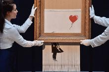 La toile déchiquetée de Banksy, renommée 