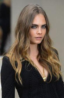 Cara Delevingne, adepte de la raie au milieu. Ici, pour le défilé Burberry Prorsum