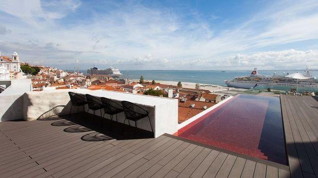 Pourvue d'une piscine, la terrasse de l'hôtel Memmo Alfama offre une vue sur le Tage. 