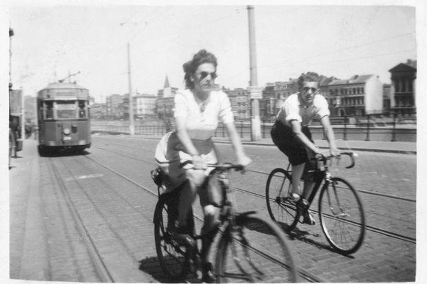 couple à vélo le long du canal à Bruxelles