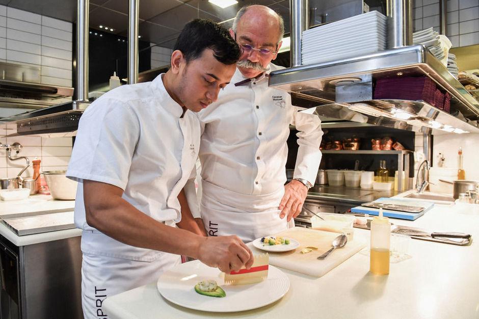 Ariful Islam Mozumder au côté de son maître d'apprentissage, le chef Christian Morisset du restaurant Le Figuier Saint Esprit