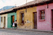 Les maisons colorées et rues pavées d'Antigua.