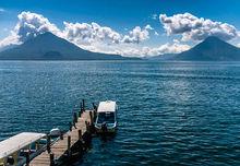Le lac Atitlán, bordé d'une chaîne de volcans.