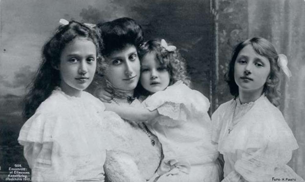 La princesse Ingeborg et ses filles : Margaretha, Astrid et Märtha.