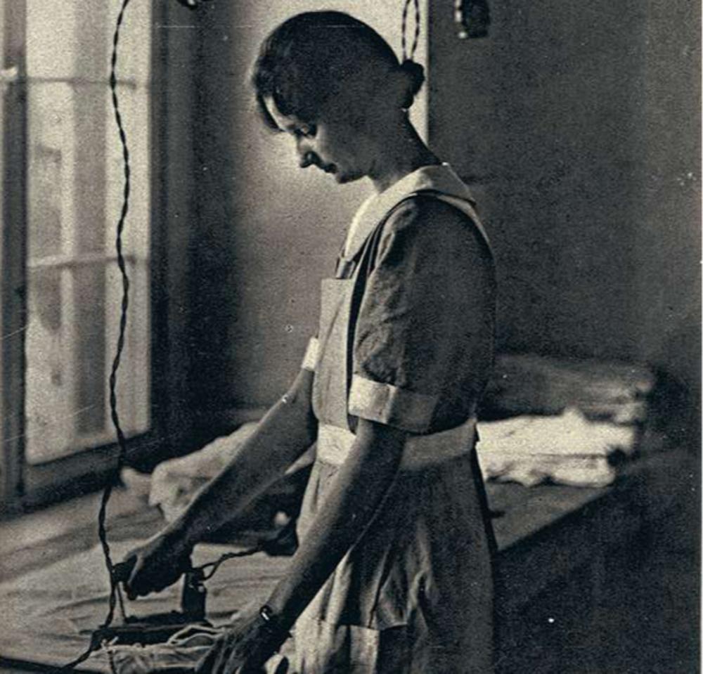 1926, Stockholm. La princesse Astrid repasse dans une école maternelle.