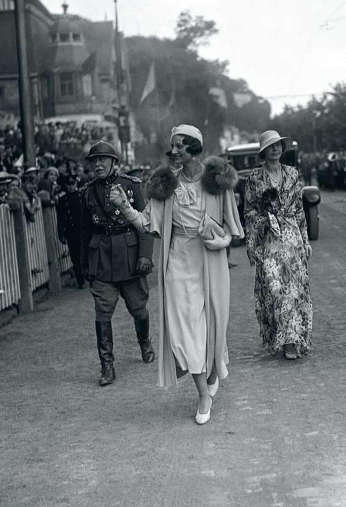 1934. Arrivée de la reine Astrid pour une revue militaire, à Bruxelles.