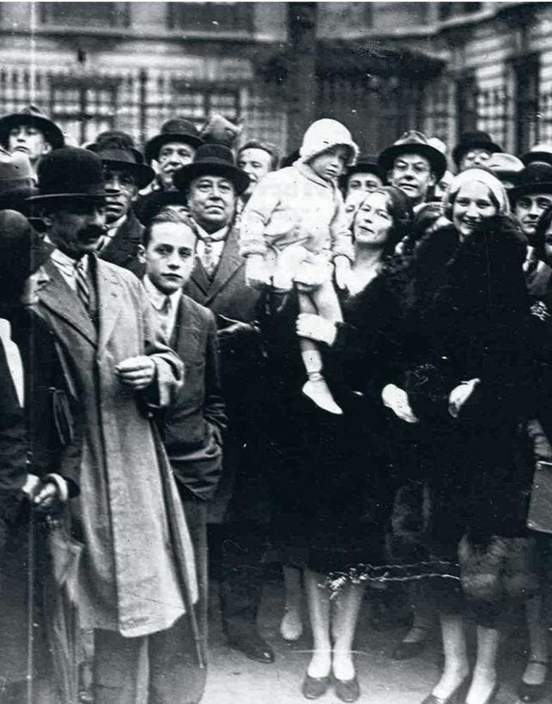Astrid avait la fibre sociale et n'hésitait pas à se mêler à la foule. On la voit ici assistant à une parade à Bruxelles, en 1930.