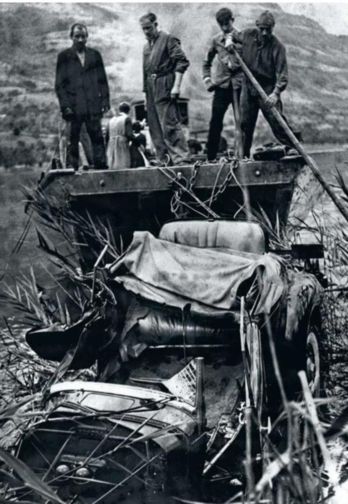 30 août 1935, Suisse. L'épave de la Packard One-Twenty dans laquelle la reine Astrid a trouvé la mort.